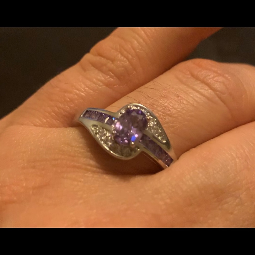 Women’s White Gold Plated Ring w purple zirconium